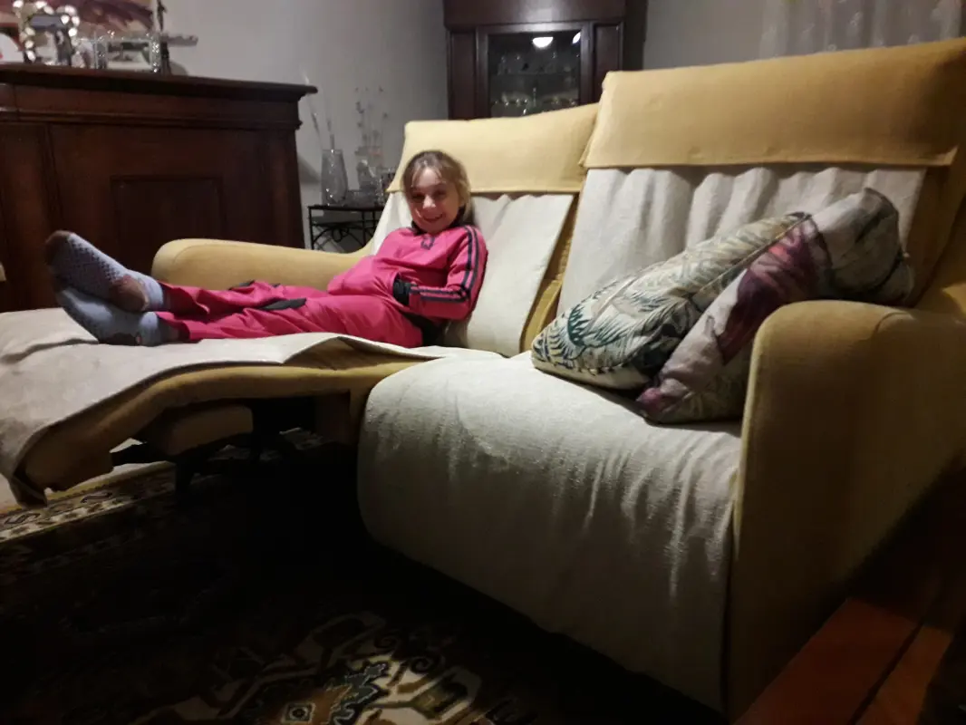 SARA la nipotina e il divano nuovo