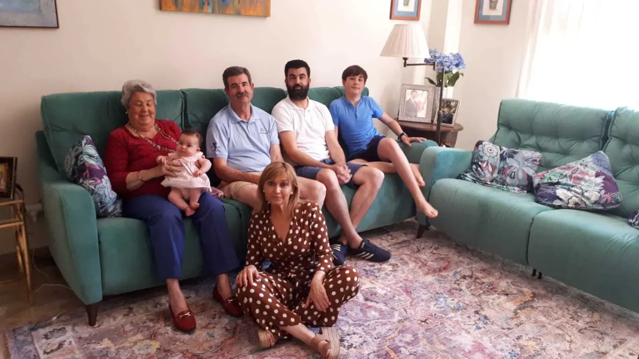 4 generaciones en un sofá