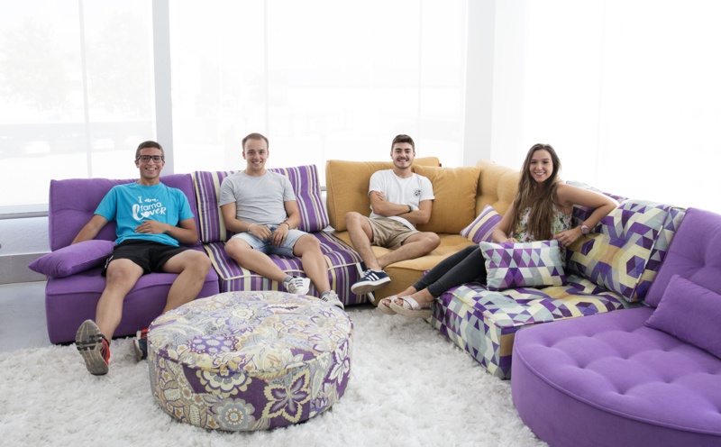 Universitarios en Fama Sofas 1