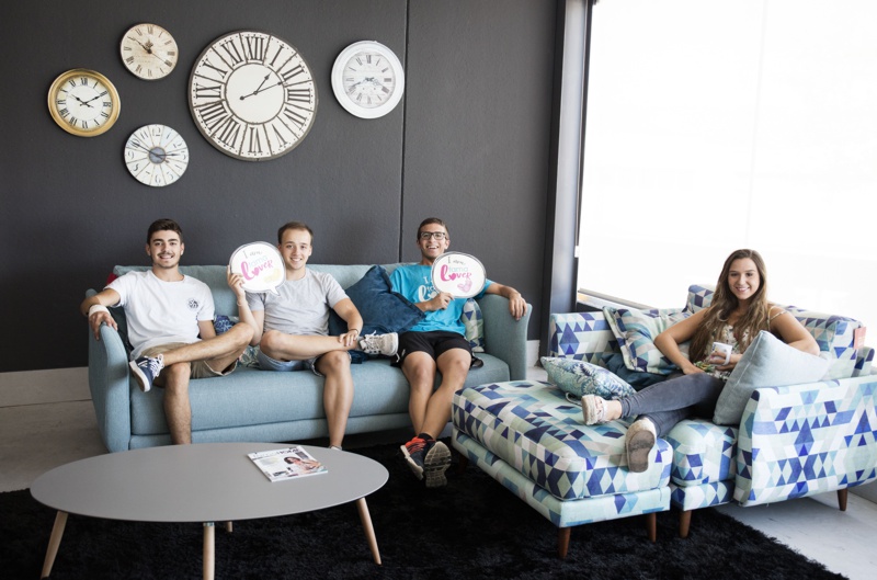 Universitarios en Fama Sofas 4