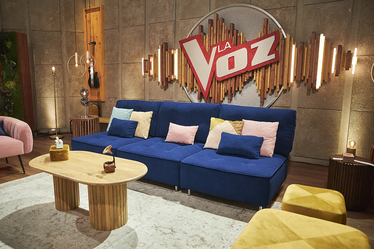 Arianne Love sofa on "La Voz" (the voice)