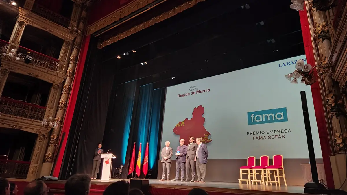 Prix de l'entreprise décerné à Fama lors de la remise des prix de La Razón Région de Murcie.