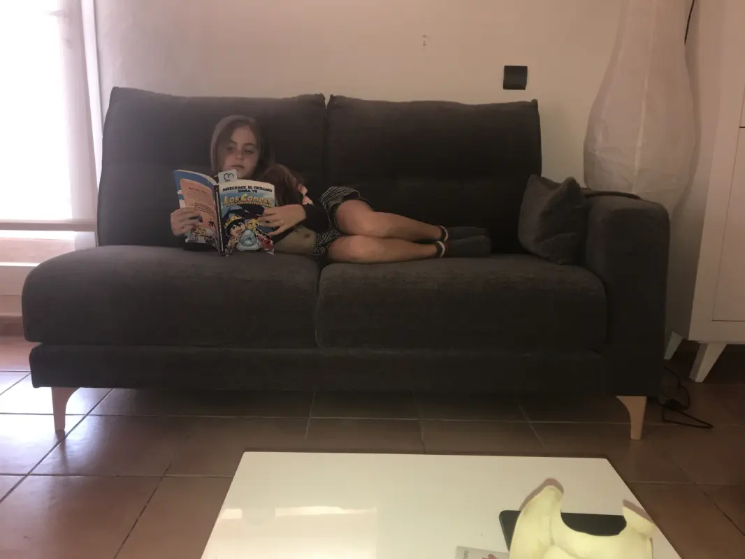 Sara disfrutando del relax del sofa