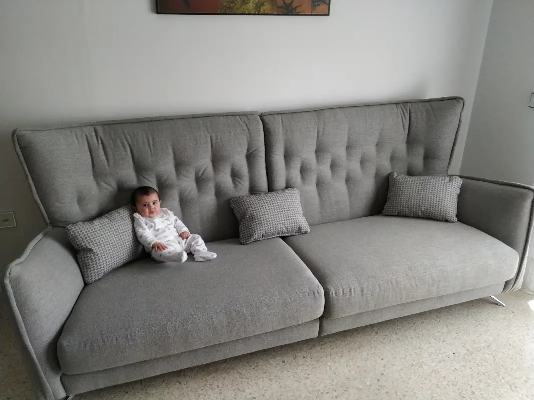 Un sofá tan grande para una cosita tan pequeña