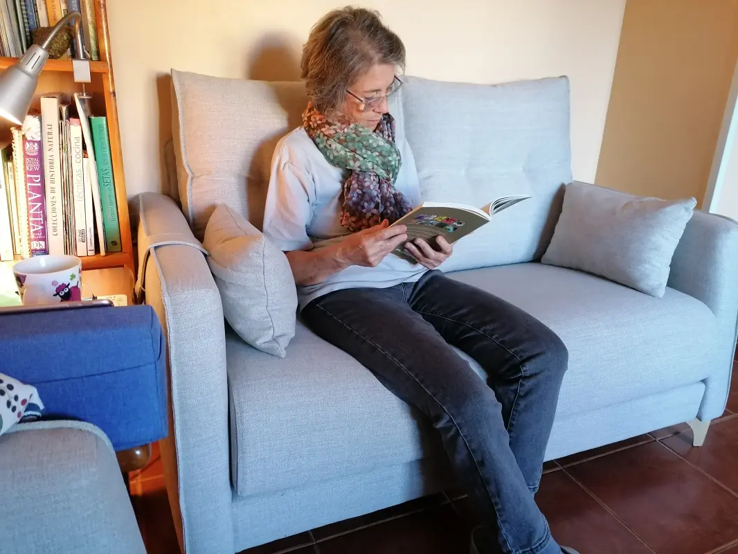 Leyendo en el nuevo sofá