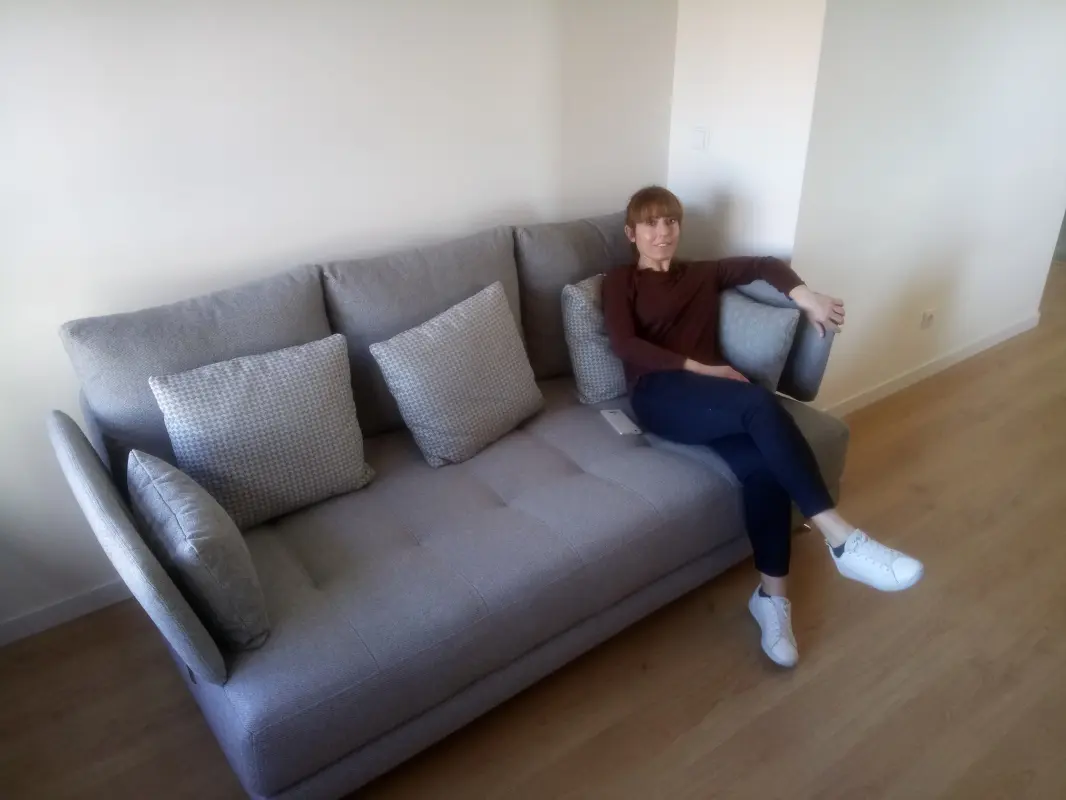 Probando nuevo sofá