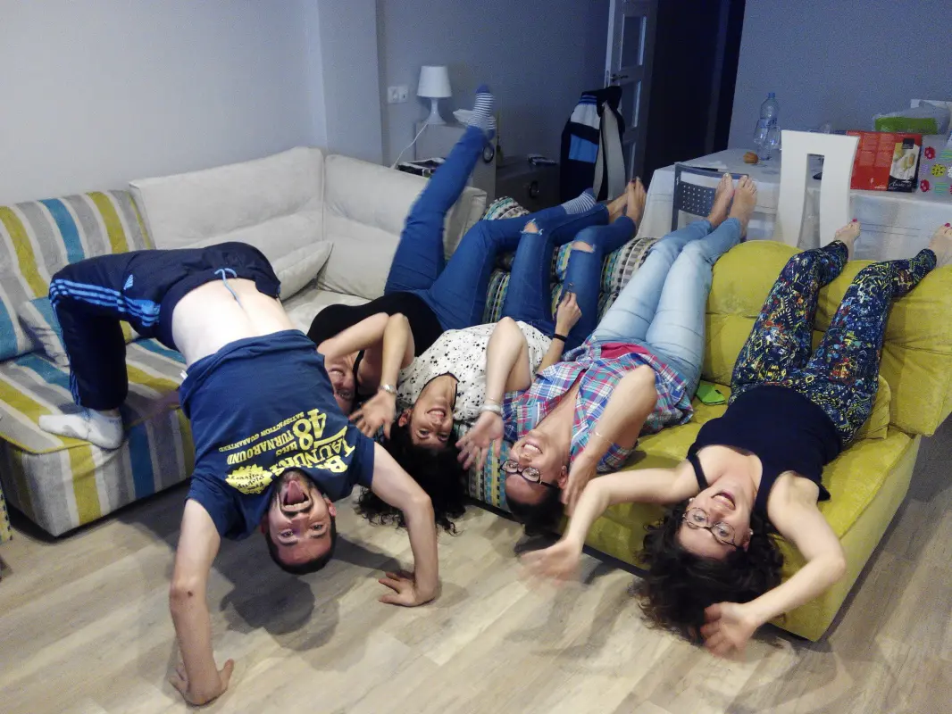 Un sofá,un gimnasio y una fiesta!