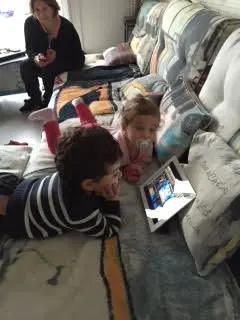 à l'aise sur mon canapé je me détend