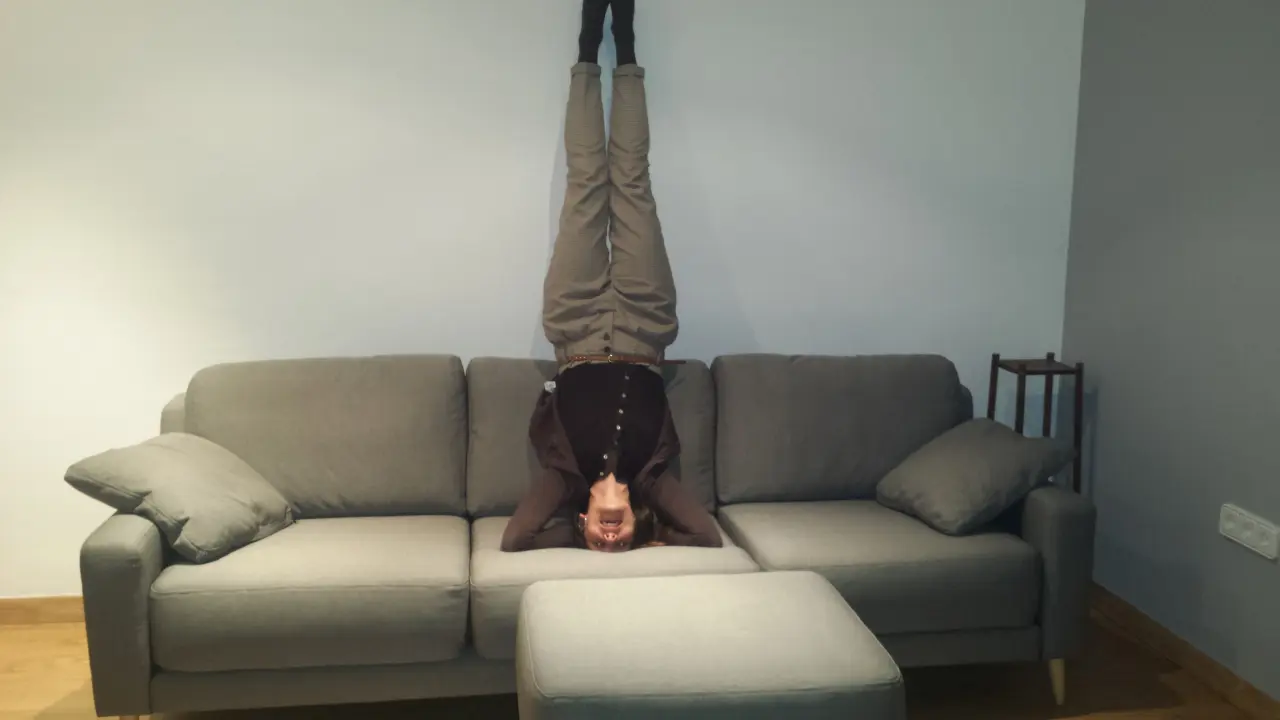 yoga en mi nuevo sofa