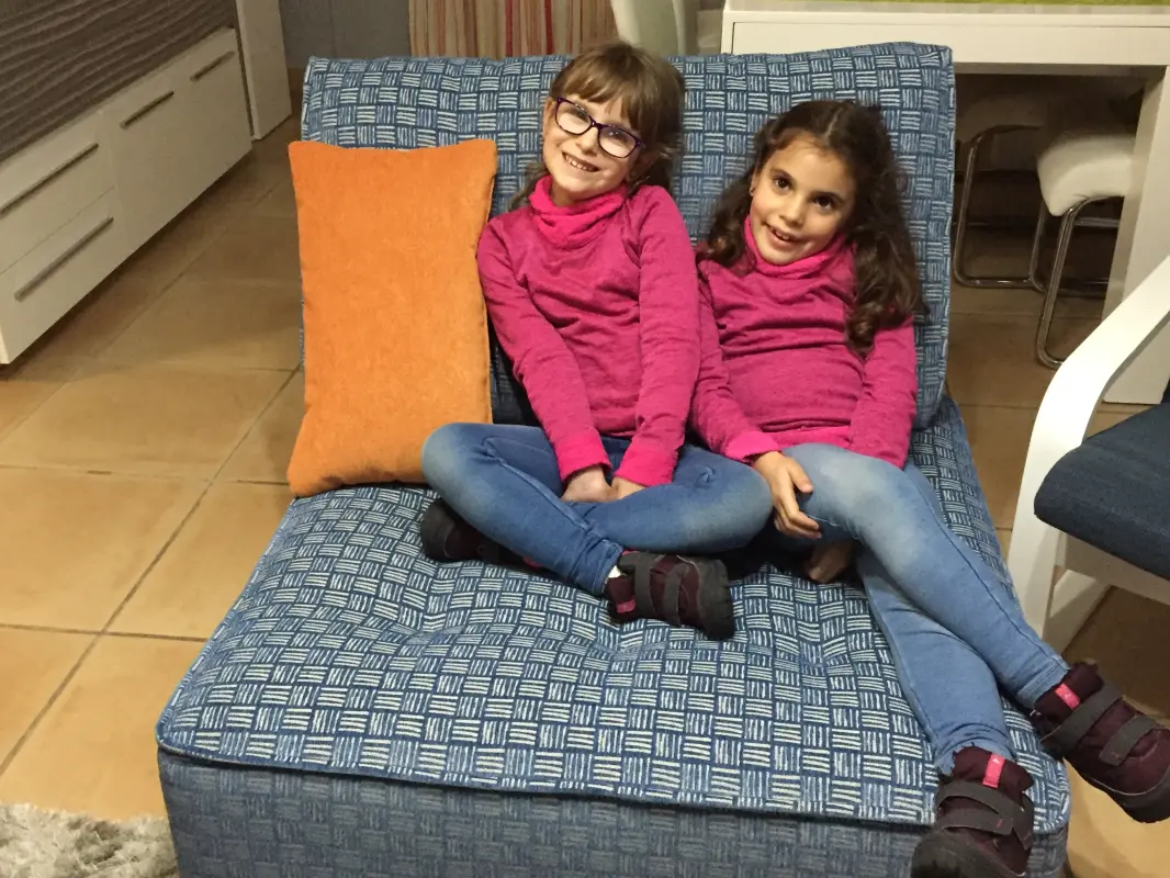 Mis Mellizas y su sofa