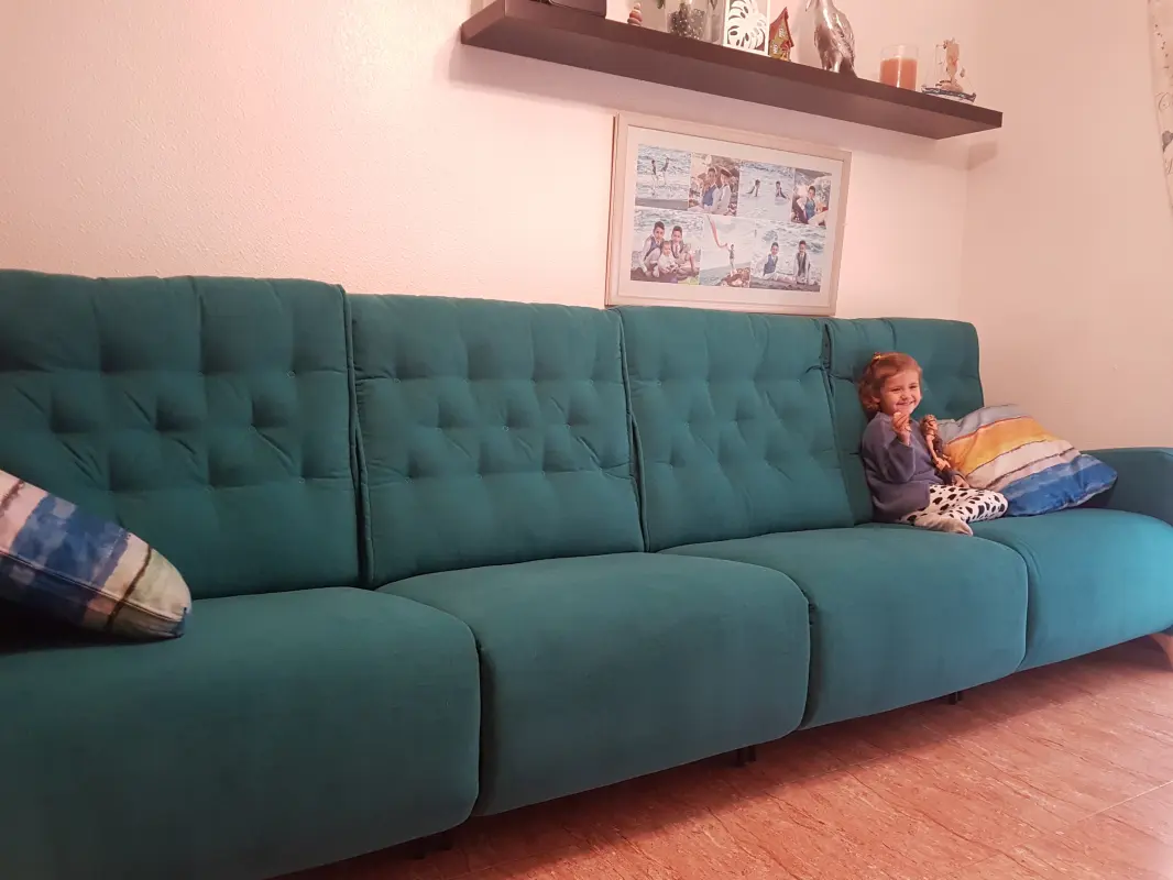 Jugando en mi super sofa