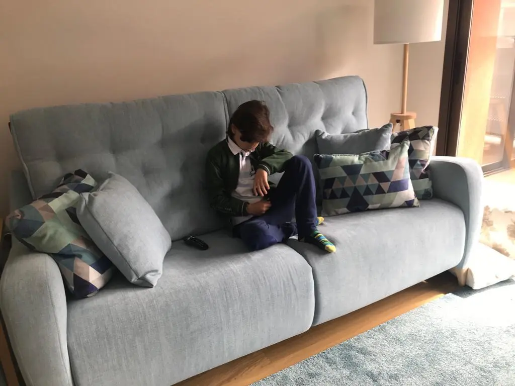 Posando en su sofá nuevo