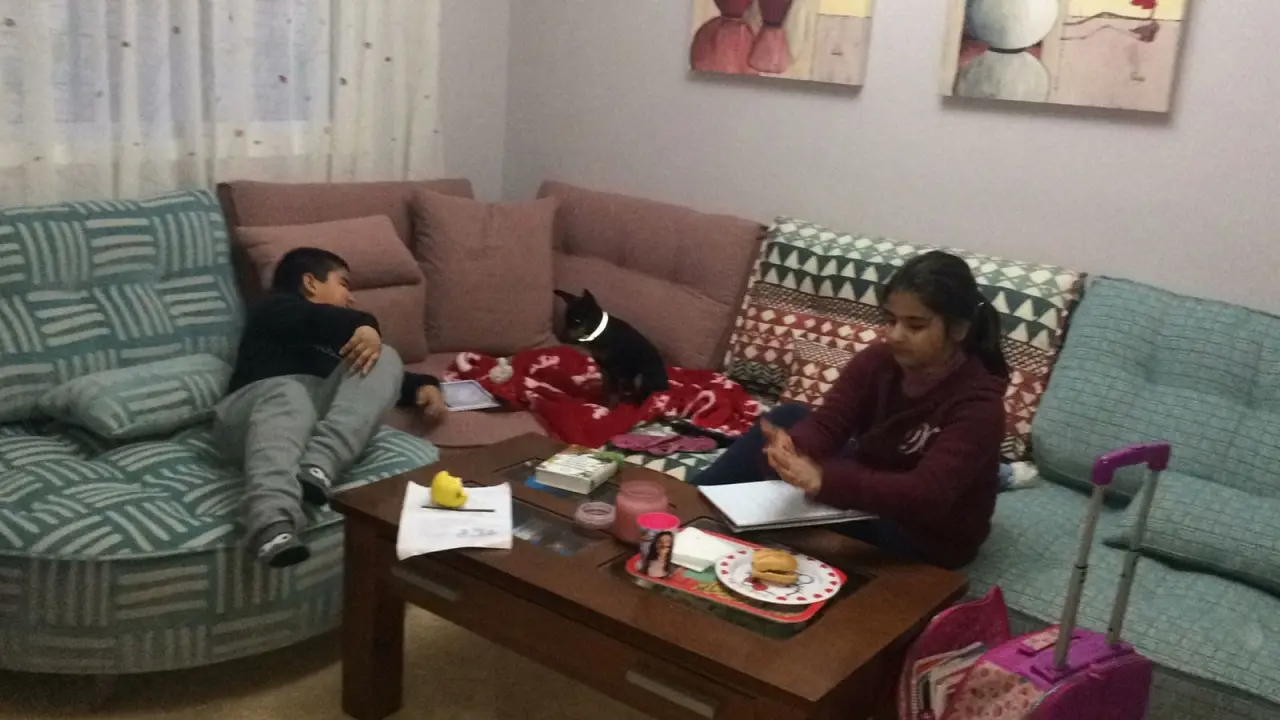 EN CASA MERENDANDO!!