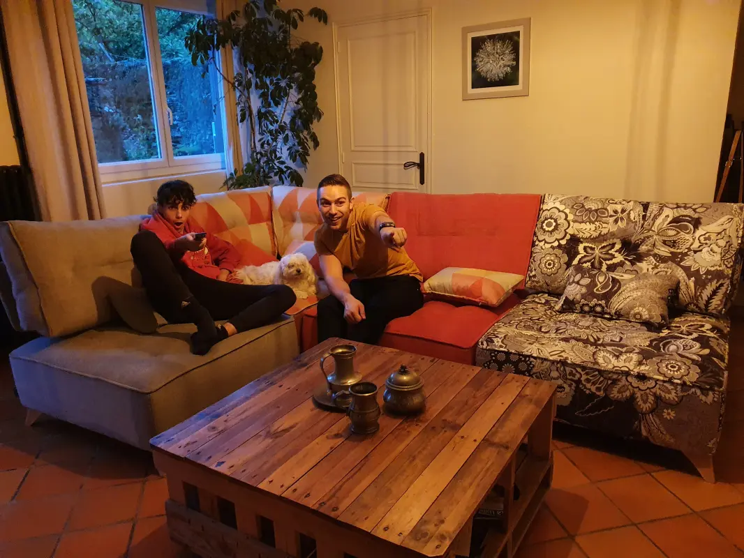 Mathys et Alexis devant un match de basket à la télé