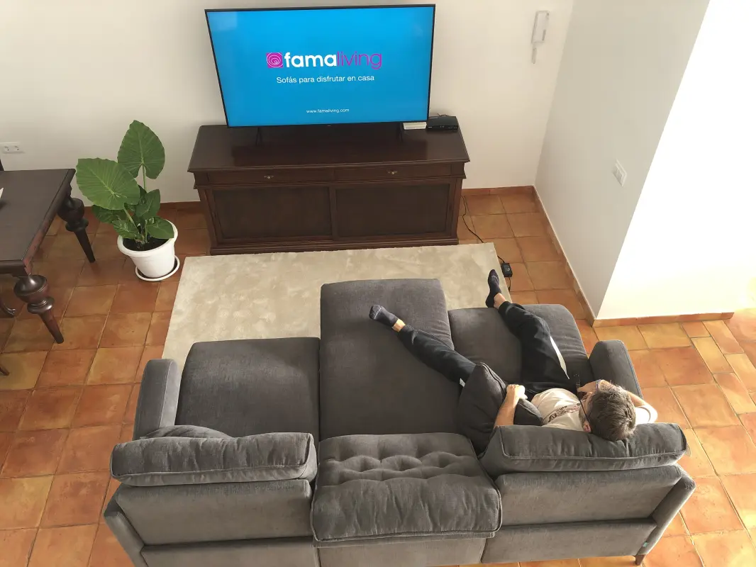 Disfrutando de sofá en casa