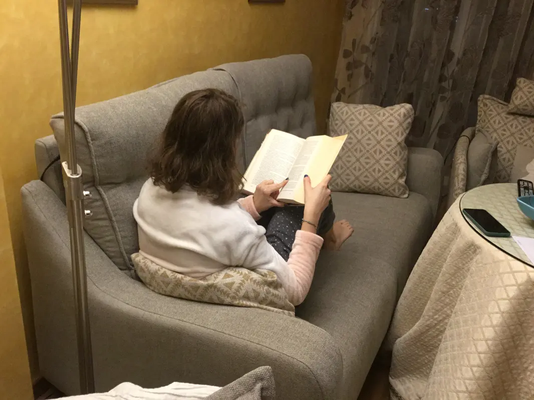 Mi hija leyendo