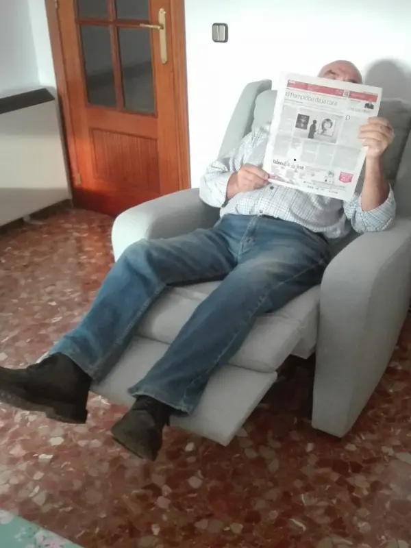 Relajado leyendo el periódico