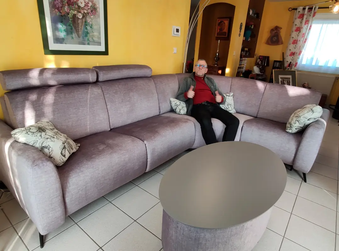 Papy cool dans son nouveau canapé
