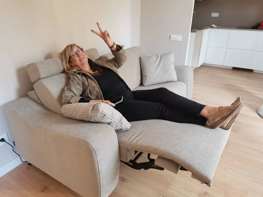 Disfrutando de mi súper sofa