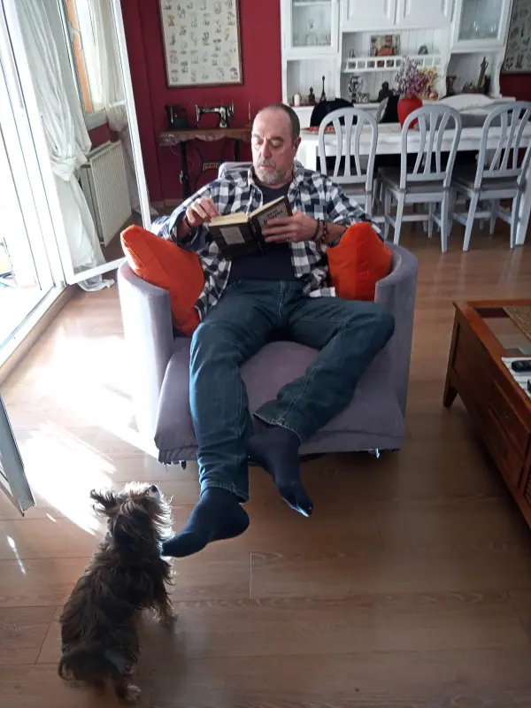 Javier leyendo