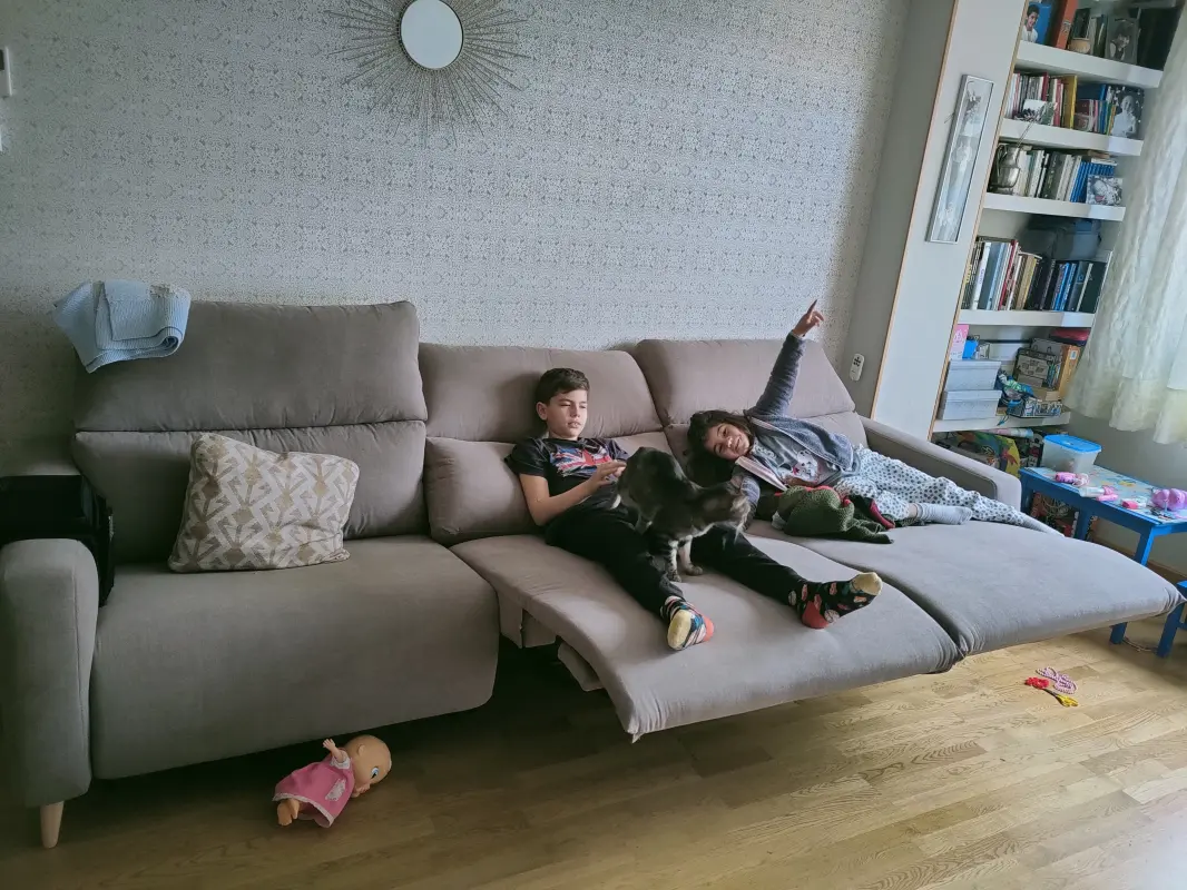 Los peques y un gato