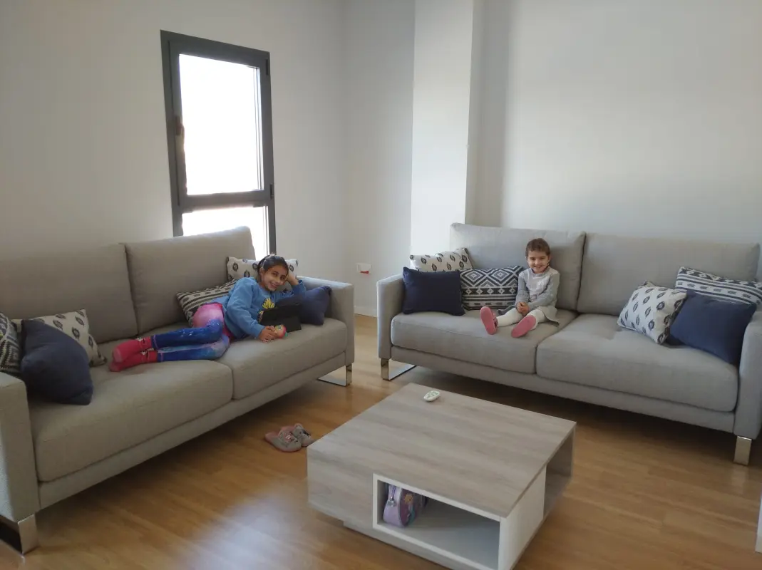 Peques disfrutando sofás