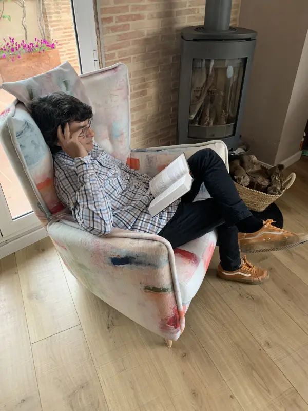 Leyendo en el Simone