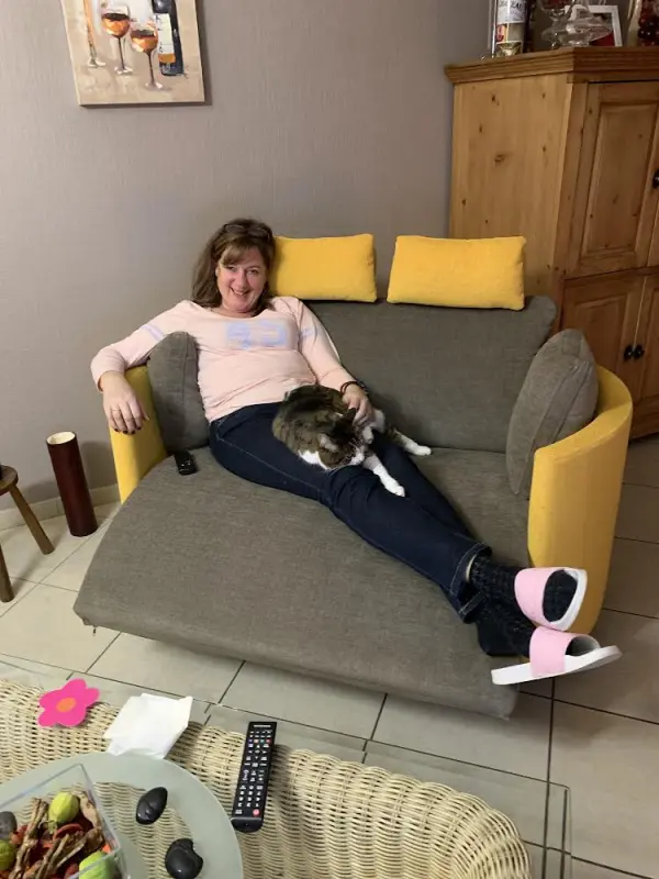 Le chat et sa maîtresse profitent