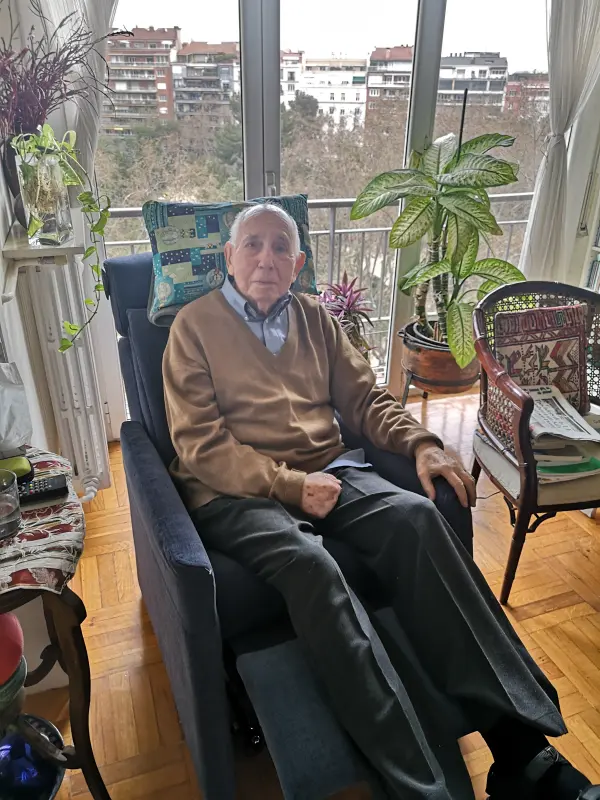 Cómodo y feliz entre sus plantas