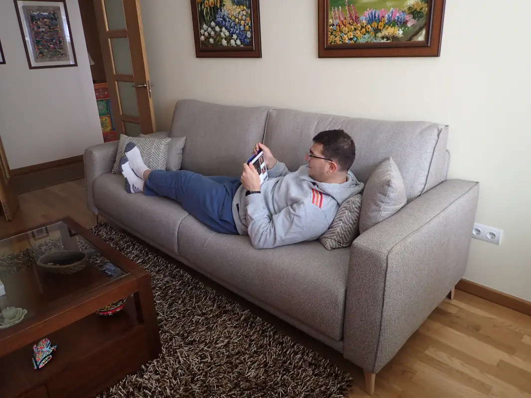 Disfrutando en mi sofá