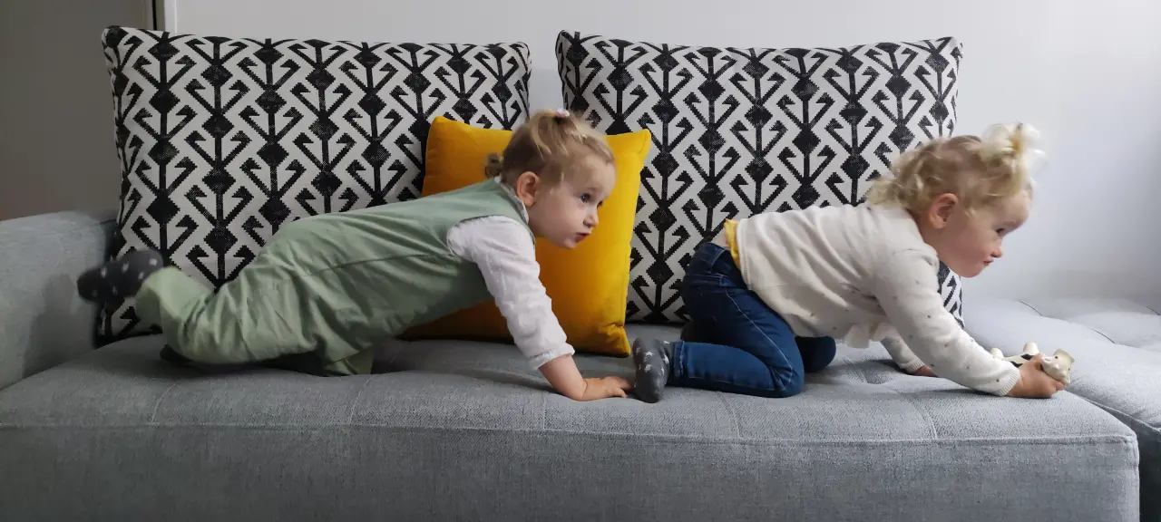 LasMellisDisfrutandoDelSofaDeLaTita