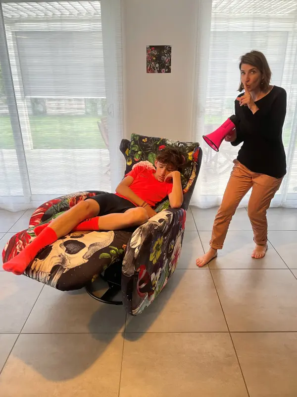 Interdit de troubler la sieste d'un ado qui profite de son FAMA !!