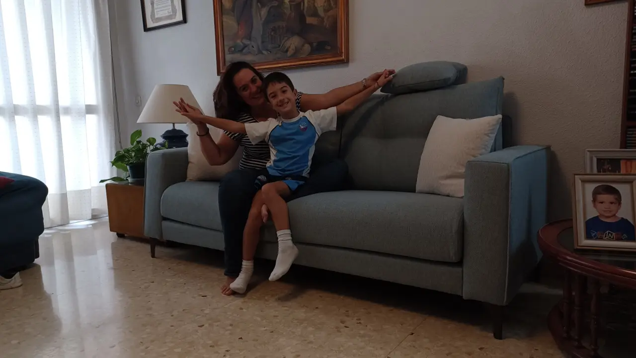 Mi hija mayor y mi nieto disfrutando el nuevo sofa