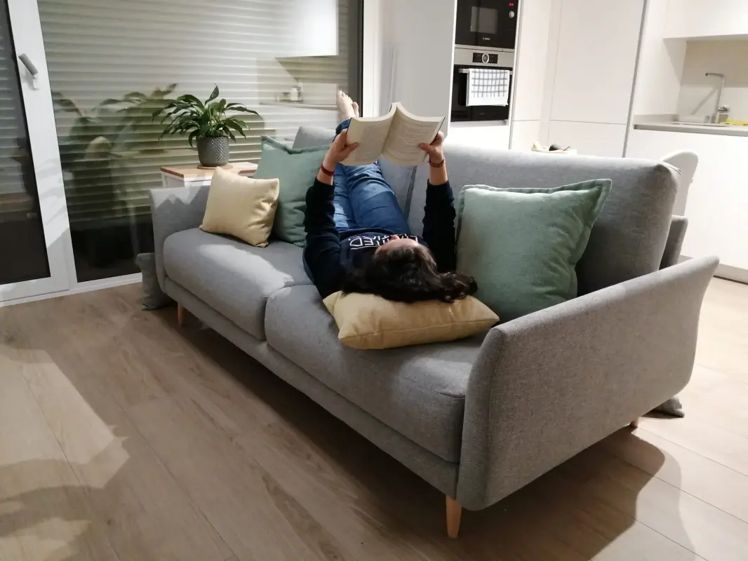 Piso pequeño, sofá grande ¡si entró!