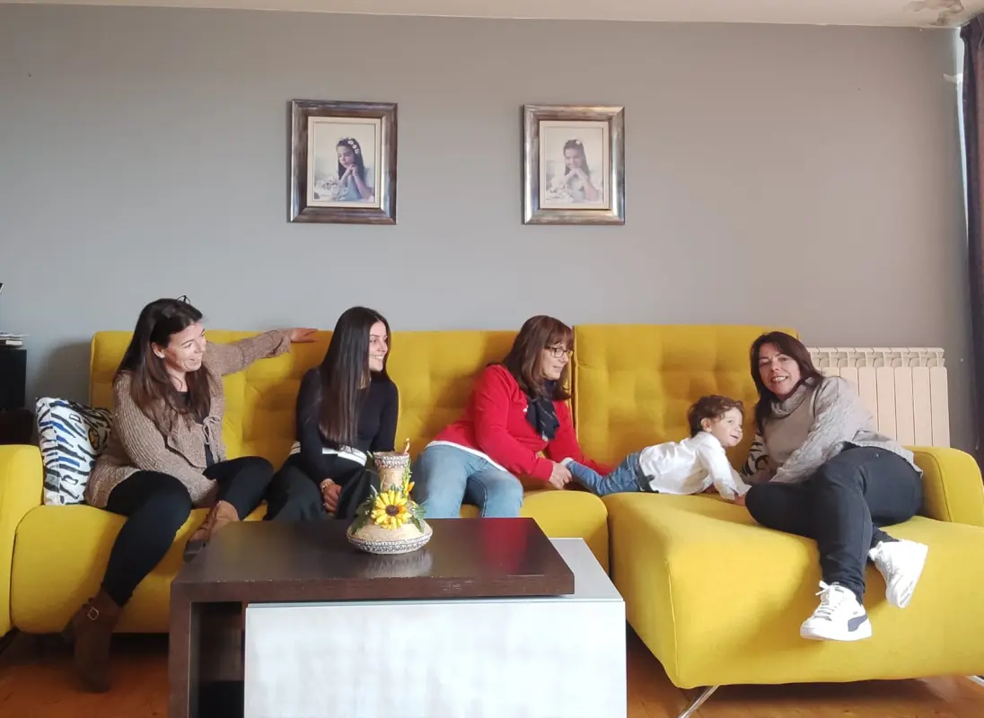 TARDE DE CHICAS CON NUESTRO PIOLÍN, "QUIÉN SERÁ, EL NIÑO O EL SOFÁ"