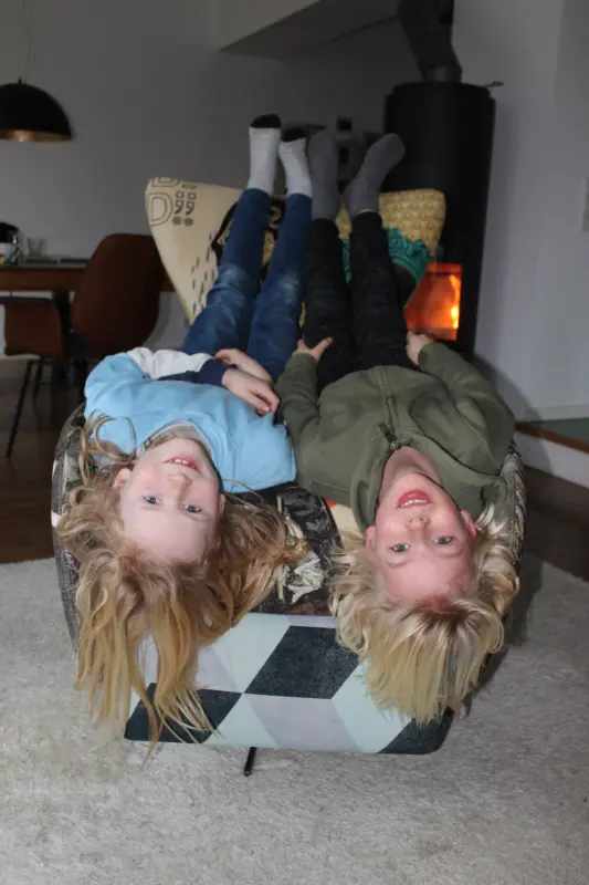 Cabeza sobre los talones acogedor