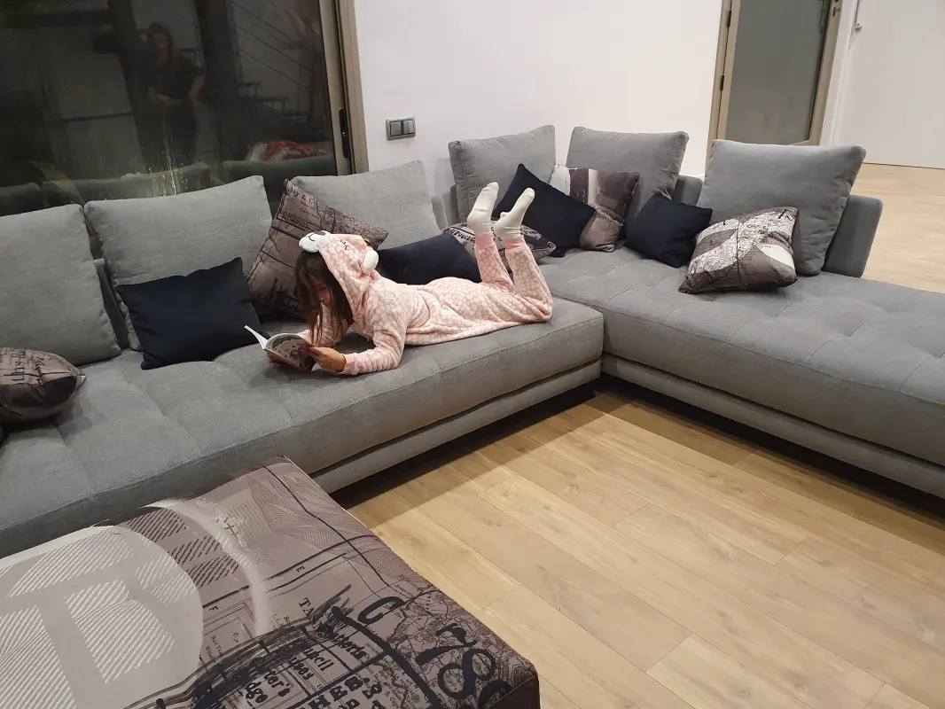 Leyendo tranquila y cómodamente en el Fama Pacific