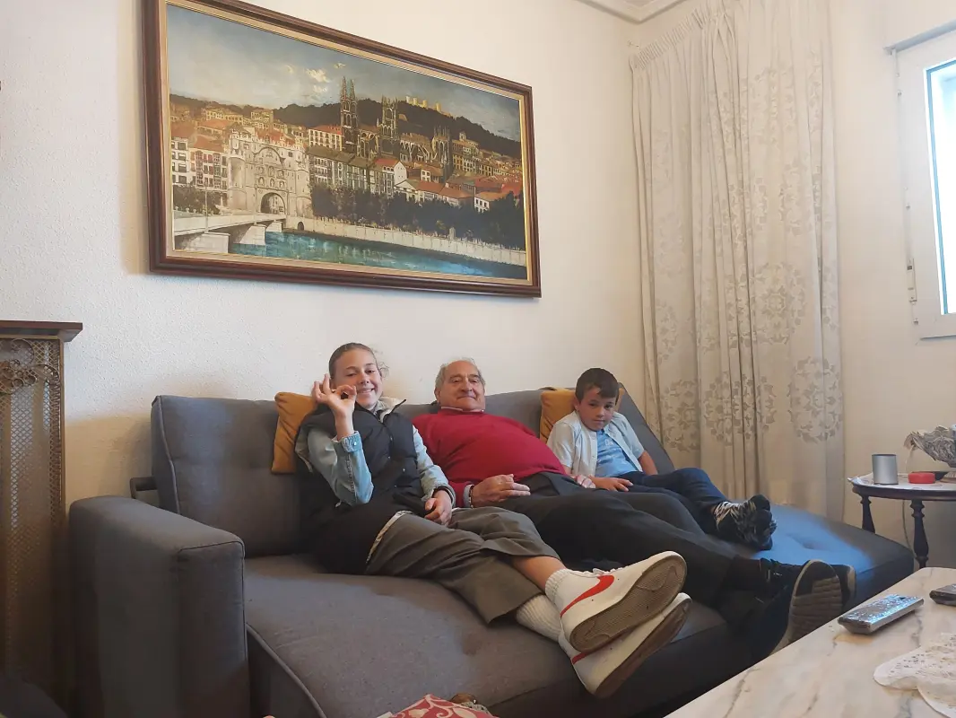 Abuelo con nietos
