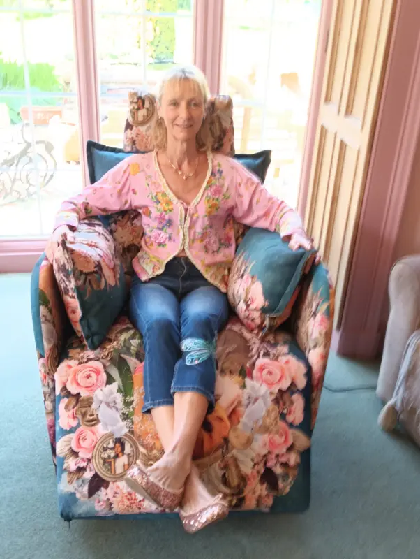Hils in fab new chair