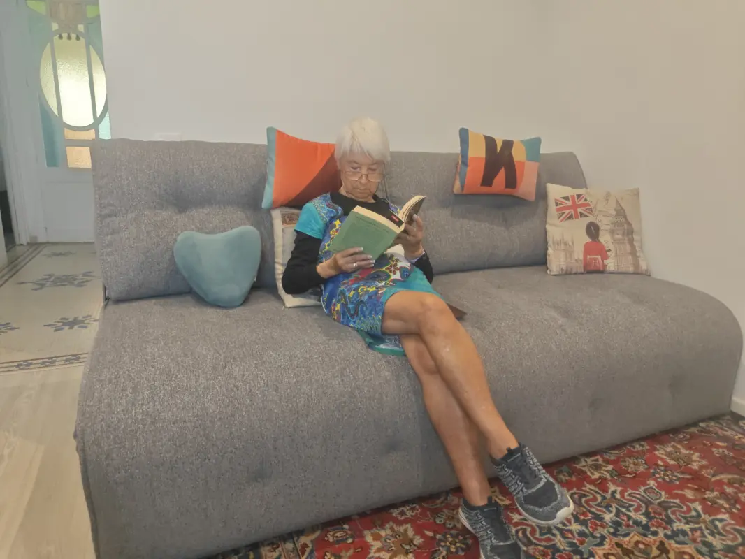 La abuelita disfrutando de un merecido descanso