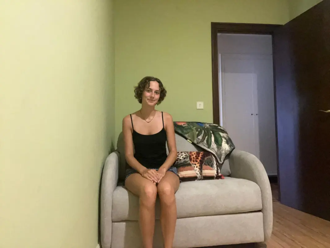 SENTADA EN LA CAMA