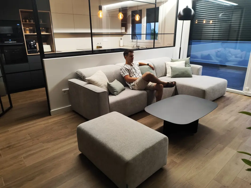 DESCANADO EN MI NUEVO SOFA