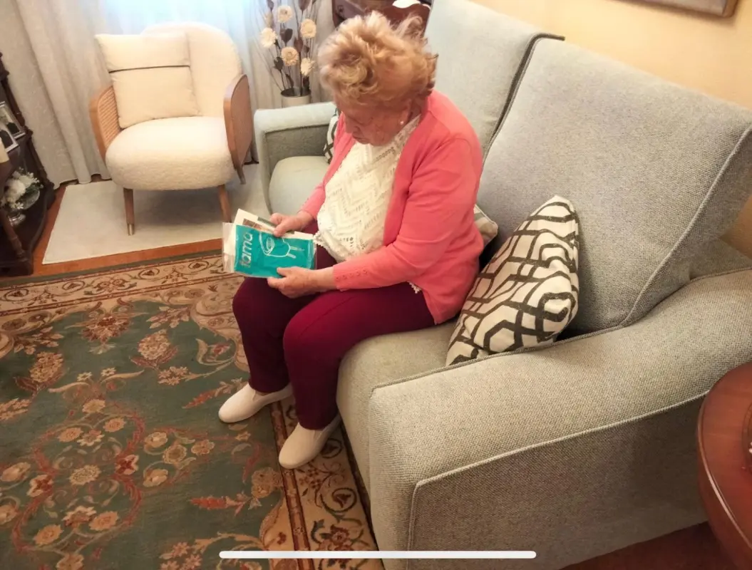 UNA ABUELA DE 86 AÑOS QUE ESTRENA SOFÁ