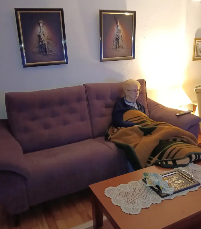 Tengo 87 años y encantada de estrenar sofá