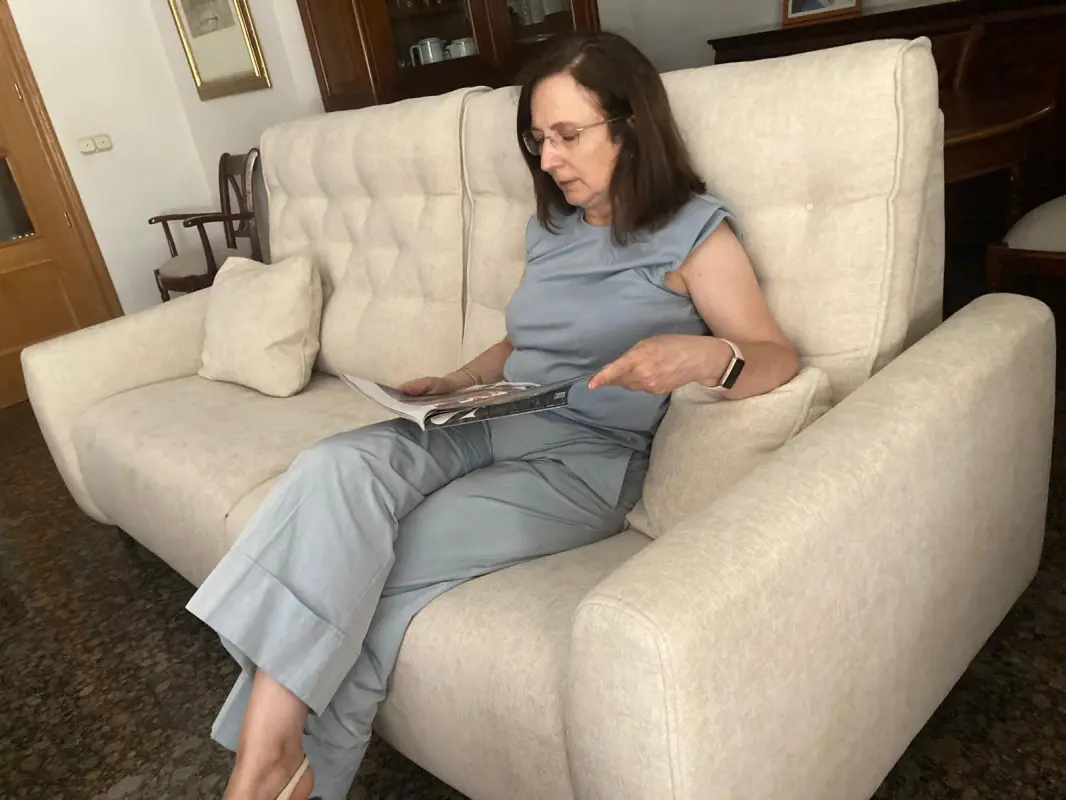 Leyendo en mi sofá.