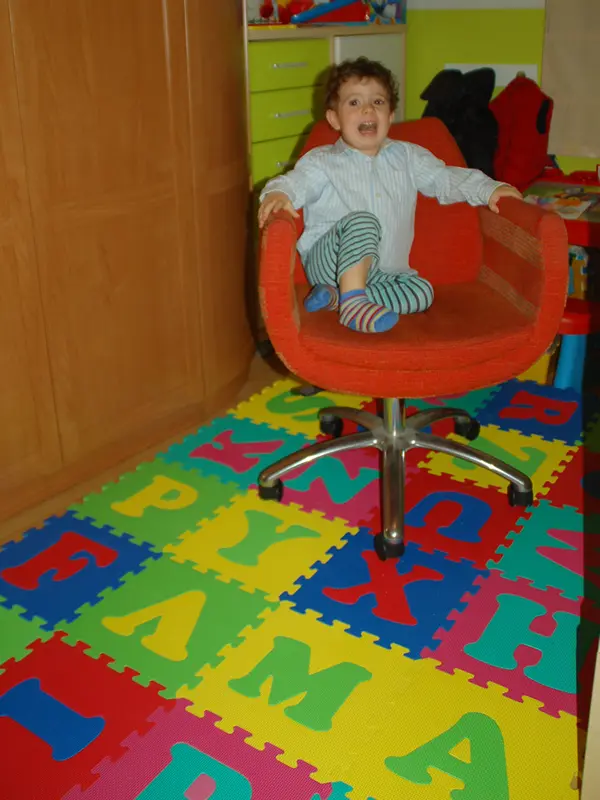 Pablo juega dando vueltas en su sillon
