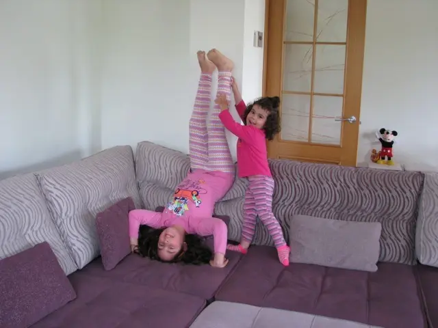 Haciendo gimnasia en el sofá.