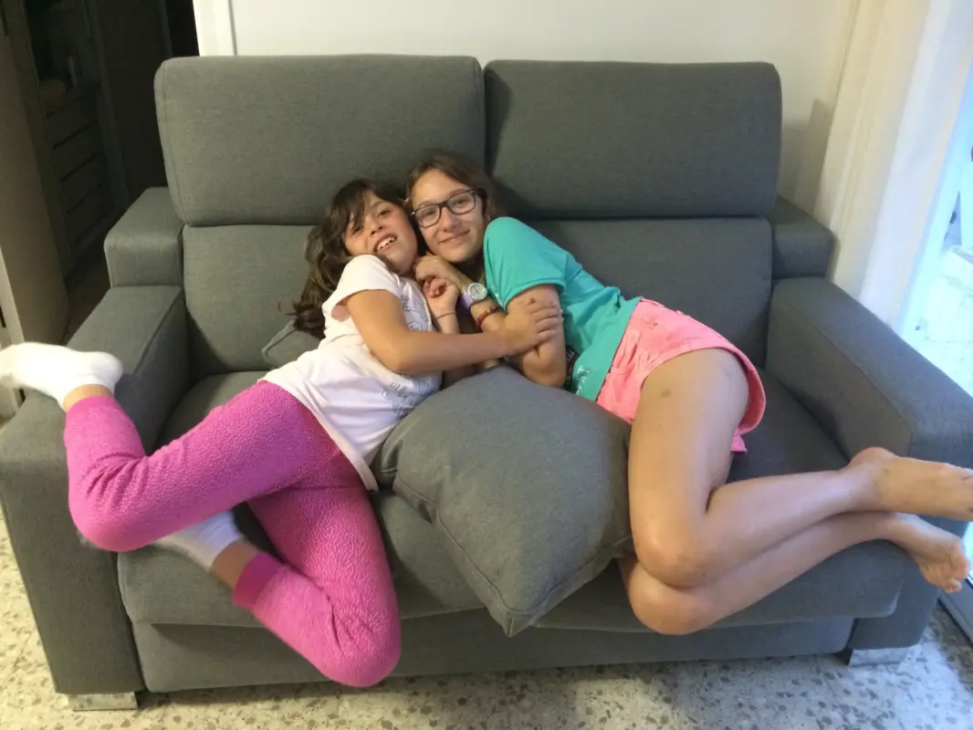 Hermanitas en el sofá