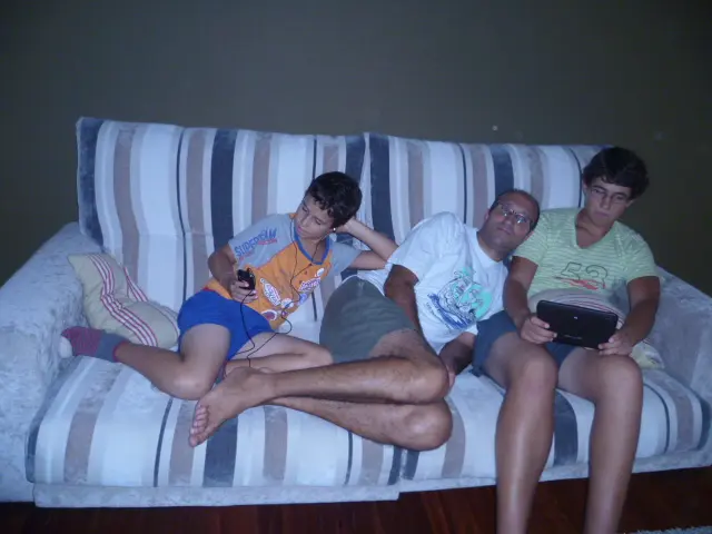 Sofá para todas las generaciones(T.V-móvil-notebook)