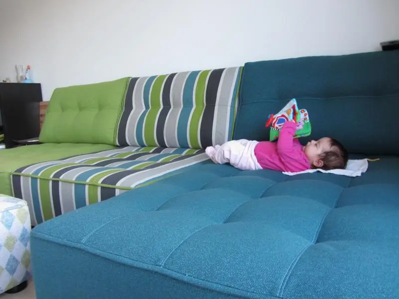 MOMENTO RELAX DE LOLA: LECTURA EN EL SOFÁ